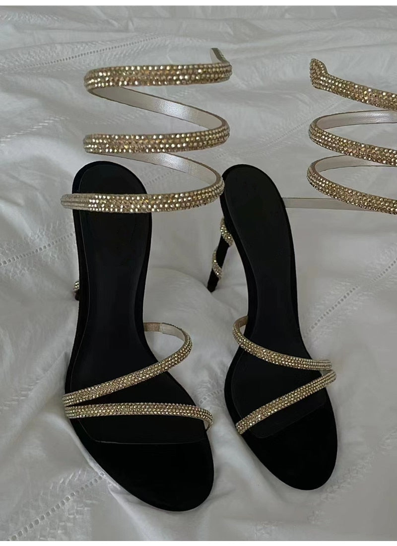 SANDÁLIA SAARA PRETA COM STRASS DOURADO