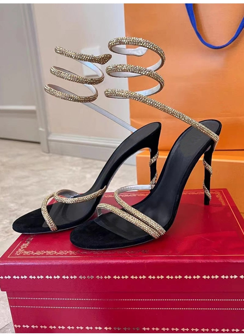 SANDÁLIA SAARA PRETA COM STRASS DOURADO